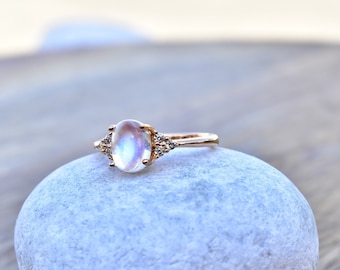 Bague pierre de lune en or rose, bague minimaliste en pierre de lune arc-en-ciel, bague en pierre de lune ovale délicate en or, bague de fiançailles en pierre de lune, meilleur cadeau pour elle