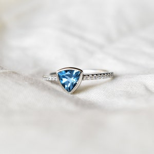 Minimalist London blue topaz ring, trillion cut blue gemstone ring, topaz dainty ring , topaz trillion cut bezel set ring , gift for her