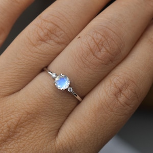Anello minimalista con pietra di luna, anello di fidanzamento delicato con pietra di luna, anello solitario con pietra di luna, anello di promessa di fidanzamento, pietra di luna arcobaleno da sposa