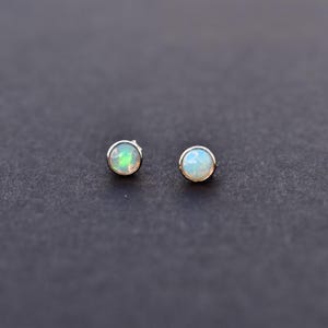 Echte Opal Ohrringe, äthiopische Welo Opal Ohrstecker, Opal Ohrstecker, kleine Opal Ohrringe, Ohrstecker, bestes Geschenk für die Tochter