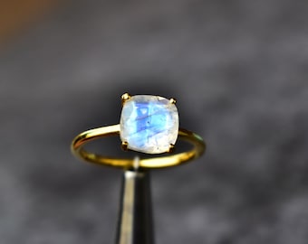 Mondstein Kissenschliff zierlicher Ring, 14K Gold Regenbogen Mondstein Schmuck, handgemachtes Geburtstagsgeschenk für Geliebte, einzigartiger minimalistischer Ring