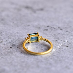 Zierliche London Blautopas Smaragd Ring, blauer Topas Ring, Smaragdschliff, blauer Edelstein, Gold Ehering, Jubiläumsgeschenk für sie Bild 4