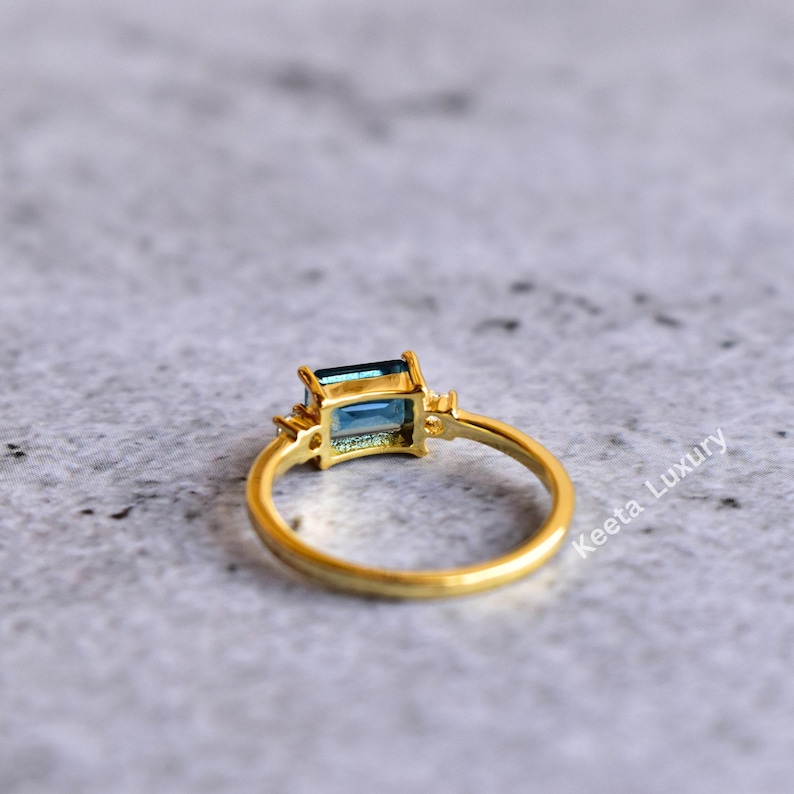 Zierliche London Blautopas Smaragd Ring, blauer Topas Ring, Smaragdschliff, blauer Edelstein, Gold Ehering, Jubiläumsgeschenk für sie Bild 4