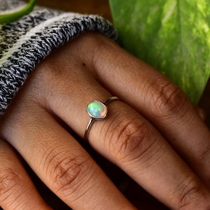Echter Opalring, Gold Filled Opal, Zierlicher Silberring mit Opal, Zarter Opalring, Brautjungfer Geschenk, Farbspiel-Opalring