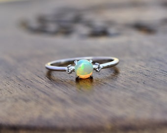 Zierlicher Opalring, äthiopischer Opal-minimalistischer Ring, Opal Stapelring, Gold-Opalring, Sterling Silber Zarter Opalring für Freundin