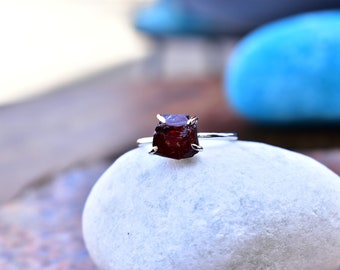 Raw Garnet minimalist Ring, Crystal Ring, Blood red garnet ring, January Birthstone Stackable Ring, Raw Gemstone Gold Ring, Garnet Boho Ring