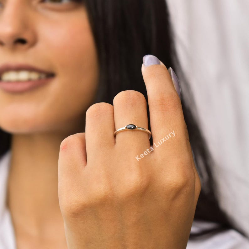 Bague minimaliste en onyx noir véritable* Bague délicate en argent sterling pour débuter* Bague faite main* Bague superposable* Cadeau pour maman* Cadeau pour elle image 6
