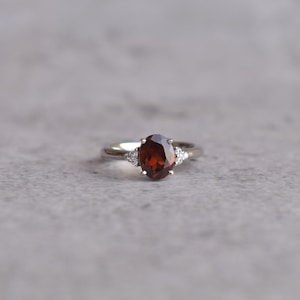 Anello con granato rosso sangue, ispirato allo stile vintage, anello da sposa in argento sterling con granato per donna, placcato rodio, gioiello con granato fatto a mano