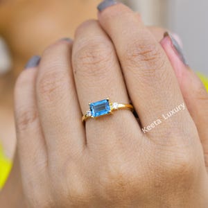 Zierliche London Blautopas Smaragd Ring, blauer Topas Ring, Smaragdschliff, blauer Edelstein, Gold Ehering, Jubiläumsgeschenk für sie Bild 3