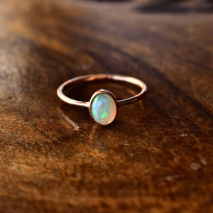 Zierlicher Opalring,, äthiopischer Opal-minimalistischer Ring, Opal-Stacking-Ring, Gold-Opalring, Sterlingsilber-Zartes Opalringgeschenk für sie