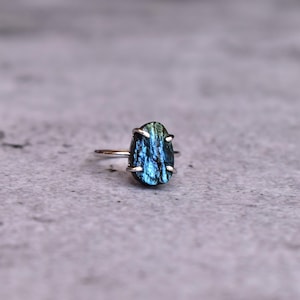 Anello in labradorite grezza, anello con pietra preziosa grezza, anello in cristallo boho, anello in argento sterling, anello celeste impilabile, regalo per damigella d'onore per lei