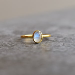 Natural moonstone dainty ring, bohemian crystal jewelry for everyday wear, 14K Gold , moonstone healing crystal ring, gift for her