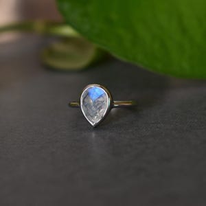 Facettierter Mondsteinring, Boho minimalist Ring, Zarter Silber Ring, himmlische handgemachte Kristall Schmuck, Brautjungfer Geschenke