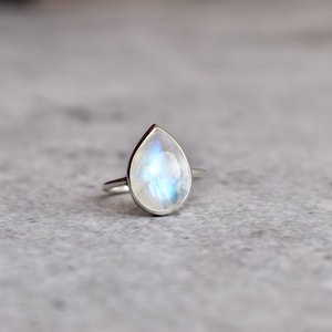 Bague en argent goutte de pierre de lune pour femme, bijoux célestes, pierre de lune taille poire, bague à superposer, bijoux énergétiques en pierre de lune avec éclat bleu
