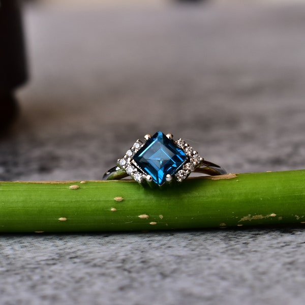 Bague minimaliste topaze bleue de Londres, topaze bleue coupée carrée, bague de promesse délicate, pierre de naissance de décembre, bague en argent sterling à porter pour la fête