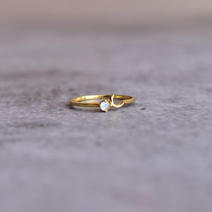 Delicato anello con pietra di luna, piccolo anello a mezzaluna con pietra di luna, regalo di gioielli minimalisti fatti a mano per i tuoi cari, delicato oro con pietra di luna