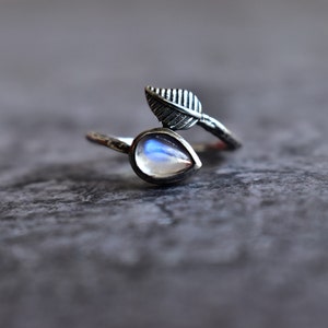 Bague feuille de pierre de lune arc-en-ciel, bague bohème inspirée de la nature, bague de tous les jours en pierre de lune arc-en-ciel, cadeau d&#39;anniversaire ou d&#39;anniversaire unique pour elle