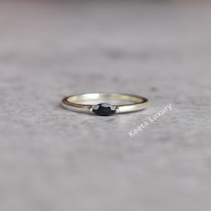 Bague minimaliste en onyx noir véritable* Bague délicate en argent sterling pour débuter* Bague faite main* Bague superposable* Cadeau pour maman* Cadeau pour elle image 3