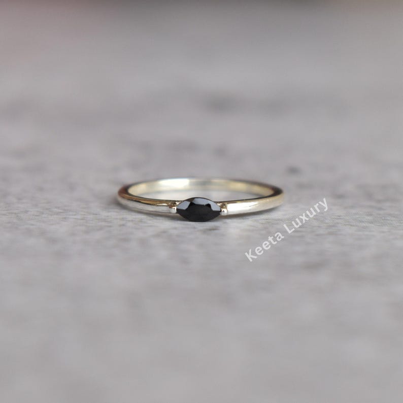 Bague minimaliste en onyx noir véritable* Bague délicate en argent sterling pour débuter* Bague faite main* Bague superposable* Cadeau pour maman* Cadeau pour elle image 3