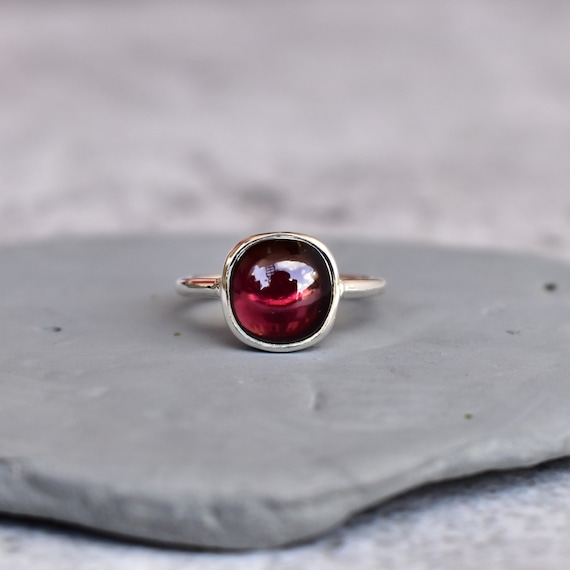 ELVIRA. Medieval Cross Garnet Ring - Silver – REGALROSE