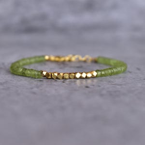 Natürliches Peridot Armband* Peridot facettierte Perlen Schmuck für Frauen* Minimalist Layering Gold Armband für sie* kleines Armband Geschenk für sie
