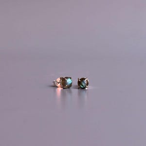 Natürliche Labradorit Ohrstecker, Sterling Silber einzigartige Ohrringe, Kristall Minimalist niedlich Schmuck Geschenk für Frauen