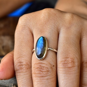 Bague en labradorite, bague fantaisie en argent sterling, bague délicate en labradorite, bijoux célestes faits main, bague de tous les jours, cadeau de demoiselle d'honneur pour elle