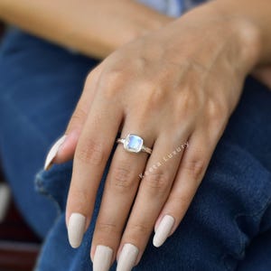 Anello con pietra di luna in argento sterling, taglio cuscino, pietra di luna arcobaleno, anello artigianale con gemma, delicato regalo boho per lei