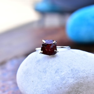Roher Granat minimalist Ring, Kristall Ring, Blutroter Granat Ring, Stapelbarer Ring Januar Birthstone, Rohedelstein Goldring, Granat Boho Ring