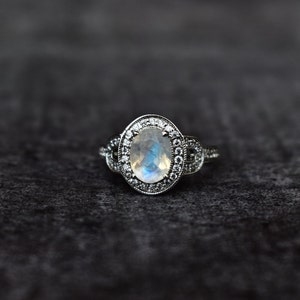 Vintage Style Natural Moonstone Ring , 2ct Oval Cut Rainbow Moonstone Ring , Gold Ring, Unique wedding Ring gift , statement ring