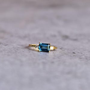 Zierliche London Blautopas Smaragd Ring, blauer Topas Ring, Smaragdschliff, blauer Edelstein, Gold Ehering, Jubiläumsgeschenk für sie Bild 1