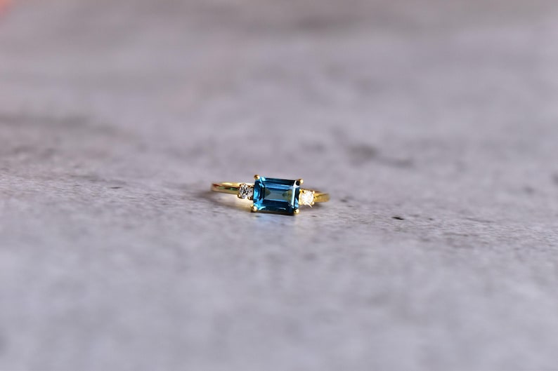 Zierliche London Blautopas Smaragd Ring, blauer Topas Ring, Smaragdschliff, blauer Edelstein, Gold Ehering, Jubiläumsgeschenk für sie Bild 1