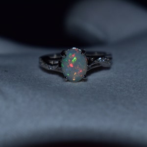 Anillo de ópalo genuino - Juego de colores Anillo de ópalo etíope - Anillo hecho a mano para apilar, anillo de compromiso de ópalo simple, anillo de promesa, regalo de dama de honor