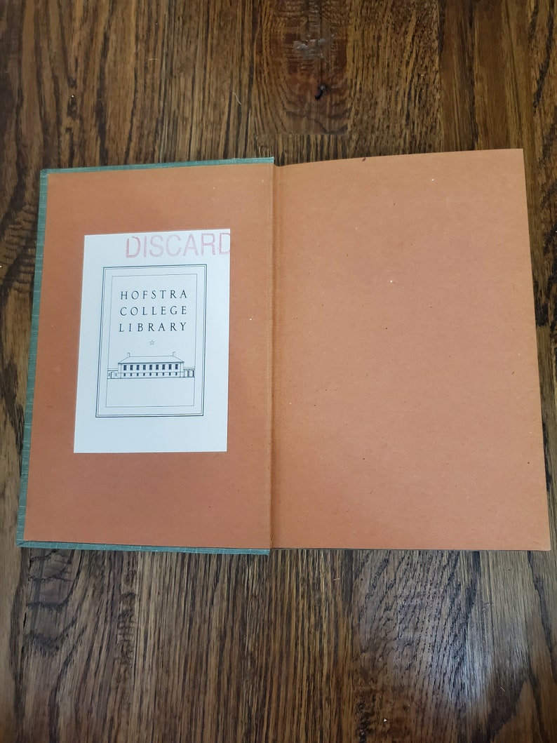 Pu&ograve; includere: Un libro verde e arancione con il testo "DISCARD" e "HOFSTRA COLLEGE LIBRARY" sulla copertina.