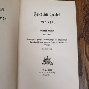 Pu&ograve; includere: Una copertina di libro con il titolo "Friedrich Hebbel Briefe" e il sottotitolo "Achter Band 1832-1862". La copertina include anche il testo "Nachtr&auml;ge - Zus&auml;tze - Berichtigungen und Erg&auml;nzungen - Unzug&auml;ngliche und verlorene Briefe - Register - Beilage Nr. 903-951" e "Berlin 1907 B. Behr's Verlag Stegli&szlig;erstr. 4".