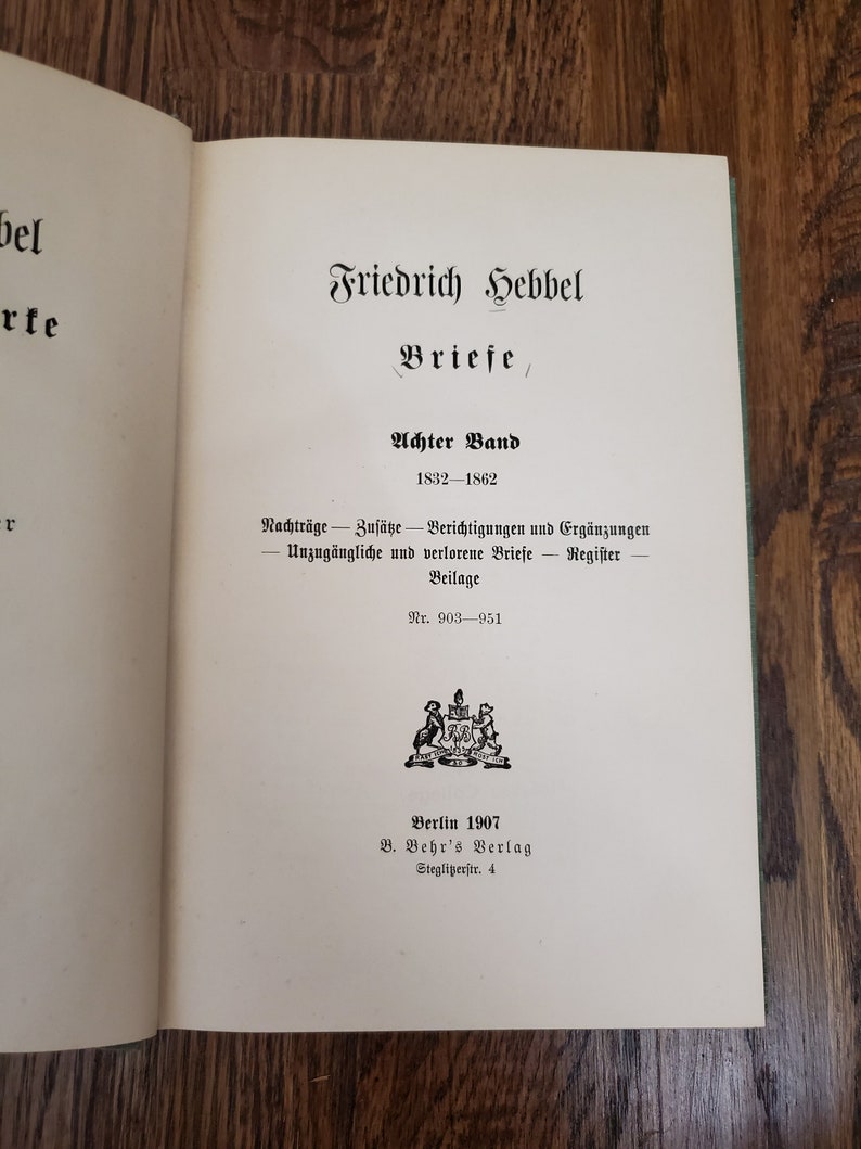 Pu&ograve; includere: Una copertina di libro con il titolo "Friedrich Hebbel Briefe" e il sottotitolo "Achter Band 1832-1862". La copertina include anche il testo "Nachtr&auml;ge - Zus&auml;tze - Berichtigungen und Erg&auml;nzungen - Unzug&auml;ngliche und verlorene Briefe - Register - Beilage Nr. 903-951" e "Berlin 1907 B. Behr's Verlag Stegli&szlig;erstr. 4".