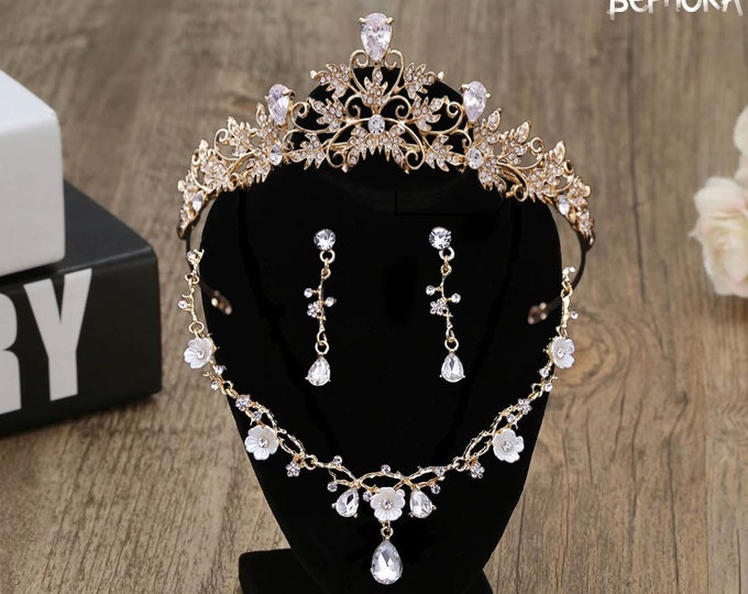 Luxurious Gold Bridal Tiara - Floral Crystal Design, Baroque Wedding Crown - Unique Headpiece for Bride or Quinceanera - Stunning Prom