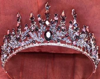 Corona nupcial vintage con pedrería: tiara de princesa morada