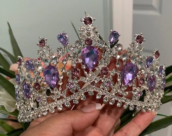 Tiara nupcial de cristal Swarovski morado: una opulenta corona de novia.