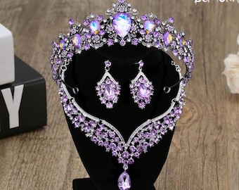 Conjunto de corona de quinceañera de cristal morado: tiara, collar y pendientes de plata.