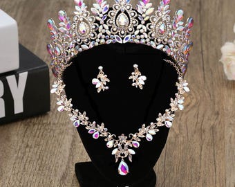 虹色クリスタルのキンセアニェーラクラウン：ゴールドABウェディングティアラ、イヤリング＆ネックレス付き