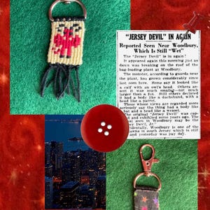 Puede incluir: Dos llaveros tejidos con cierres de mosquet&oacute;n de metal, uno con una figura roja del Jersey Devil sobre tela crema, el otro con estrellas coloridas sobre tela negra. Incluye un bot&oacute;n rojo, un recorte de peri&oacute;dico y un paisaje urbano.