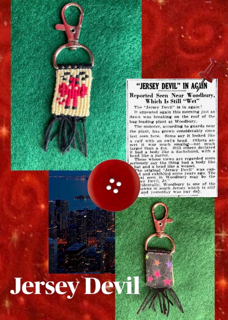 Puede incluir: Dos llaveros tejidos con cierres de mosquet&oacute;n de metal, uno con una figura roja del Jersey Devil sobre tela crema, el otro con estrellas coloridas sobre tela negra. Incluye un bot&oacute;n rojo, un recorte de peri&oacute;dico y un paisaje urbano.