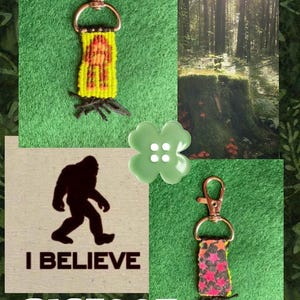 Puede incluir: Dos llaveros tejidos con cierres de mosquet&oacute;n de metal. Uno presenta un fondo amarillo con una figura de Bigfoot marr&oacute;n, el otro tiene un patr&oacute;n de estrellas negras y rosas. Una tarjeta cuadrada muestra una silueta de Bigfoot con el texto I BELIEVE BIGFOOT.