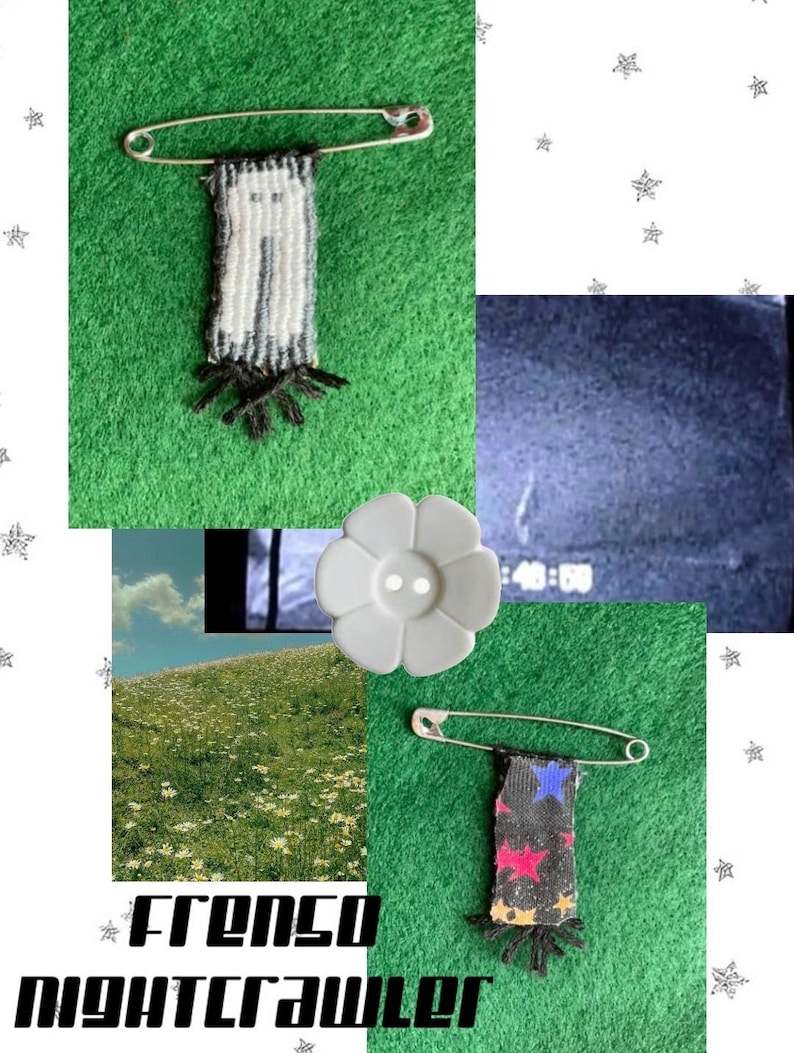 Puede incluir: Dos broches de imperdible y un bot&oacute;n blanco con forma de flor. Un broche presenta un tejido rectangular blanco y gris con flecos negros. El otro broche presenta un tejido negro con estrellas coloridas y flecos negros. El texto dice FRENCO NIGHTCRAWLER.