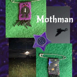 Puede incluir: Dos parches rectangulares de tela tejida sujetos a imperdibles plateados. Un parche muestra una figura negra de Mothman con ojos rojos sobre un fondo morado. El otro tiene un fondo negro con estrellas amarillas y azules. La palabra Mothman est&aacute; presente.