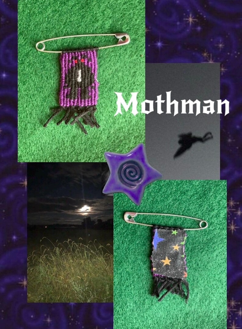 Puede incluir: Dos parches rectangulares de tela tejida sujetos a imperdibles plateados. Un parche muestra una figura negra de Mothman con ojos rojos sobre un fondo morado. El otro tiene un fondo negro con estrellas amarillas y azules. La palabra Mothman est&aacute; presente.