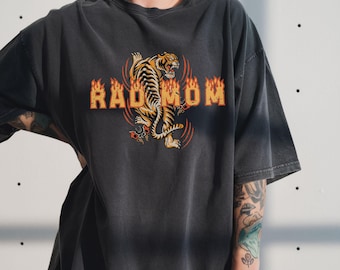 Camiseta gráfica Rad Mom: Llama de tigre vintage, colores cómodos