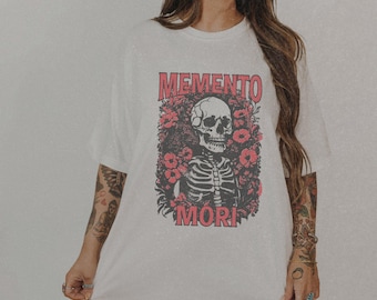 Camiseta de calavera Memento Mori: Camisa gótica con estampado floral vintage