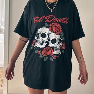 Til Death Skull Graphic Tee romantisch gotisch geïnspireerd T-shirt anti-valentijnsdag shirt koppels skelet donker romantiek roos punk stijl top